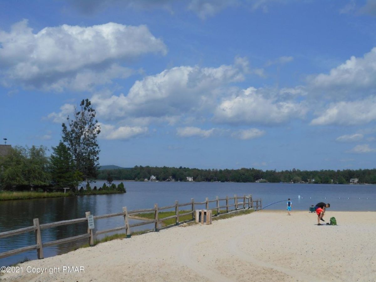 Community Private Lake Only 0.5 mile from the house