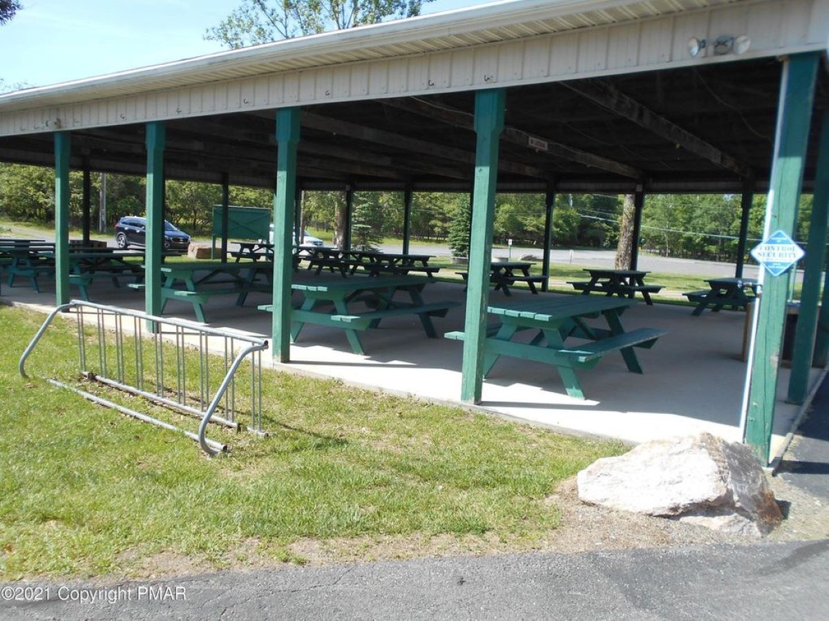 Private Picnic Area Only 0.5 mile from house