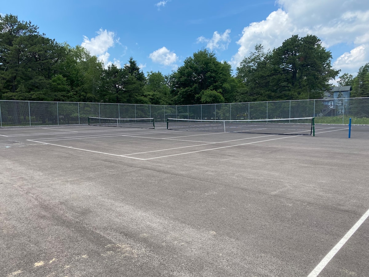 Private TENNIS  COURTS Only 0.5 mile from the house